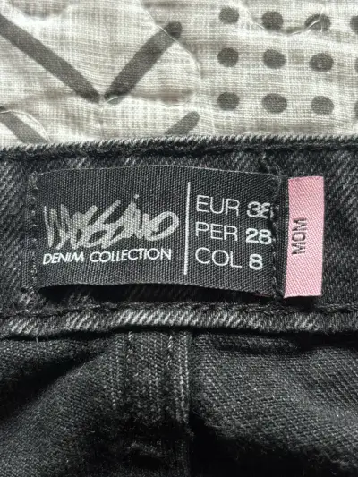 Jeans negros desgastados - miniatura 4