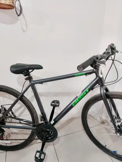 Bicicleta de montaña negra - miniatura 3