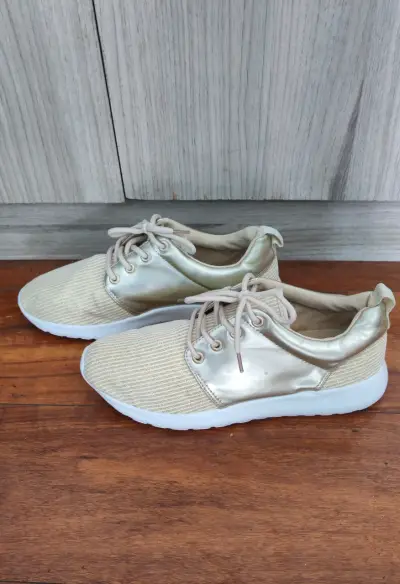 Zapatillas doradas deportivas - miniatura 1