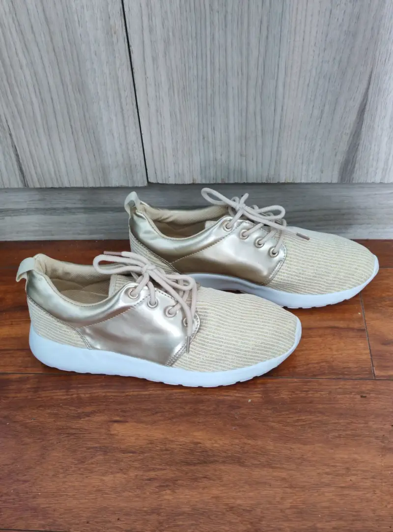 Zapatillas doradas deportivas - 7