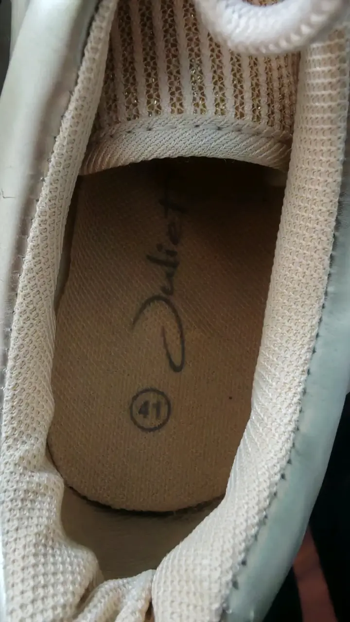 Zapatillas doradas deportivas - 10