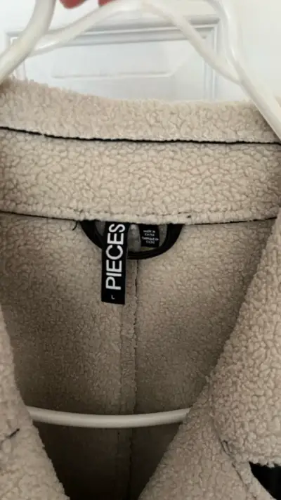 Abrigo negro con forro beige - miniatura 2