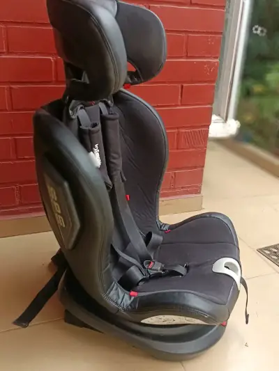 Silla de auto infantil negra - miniatura 1