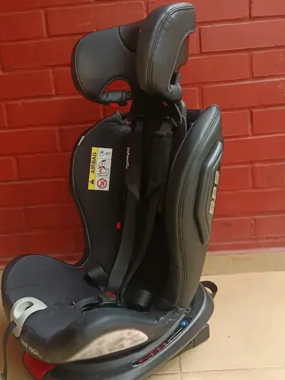 Silla de auto infantil negra - miniatura 2