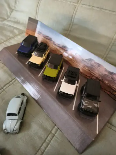 Set de autos a escala variados - miniatura 4