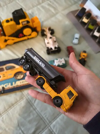 Set de autos a escala variados - miniatura 5