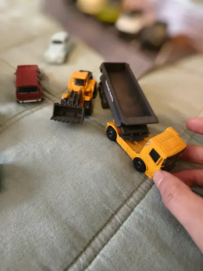 Set de autos a escala variados - miniatura 6