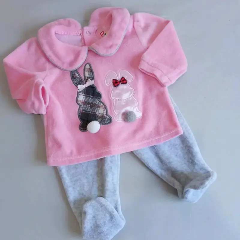 Conjunto bebé rosado y gris con conejos