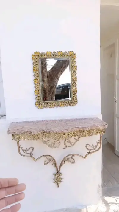 Espejo con repisa dorada en bronce - miniatura 1