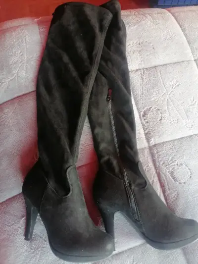 Botas negras de tacón alto - miniatura 1