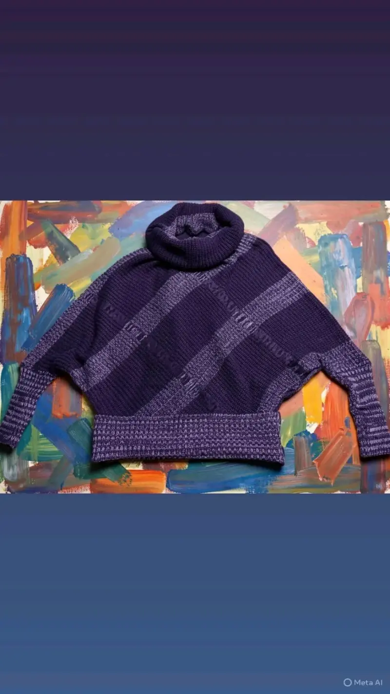 Suéter morado de cuello alto