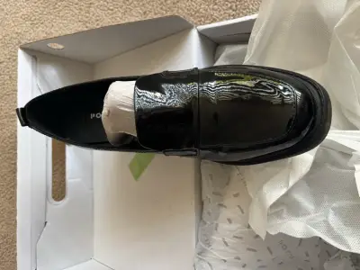 Zapato de charol negro - miniatura 1