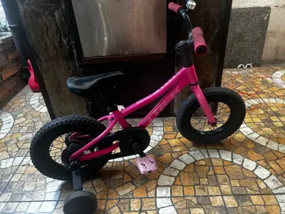 Bicicleta infantil rosa con rueditas - miniatura 1