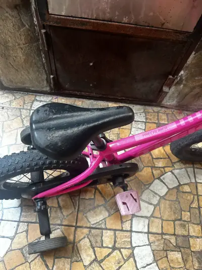Bicicleta infantil rosa con rueditas - miniatura 2