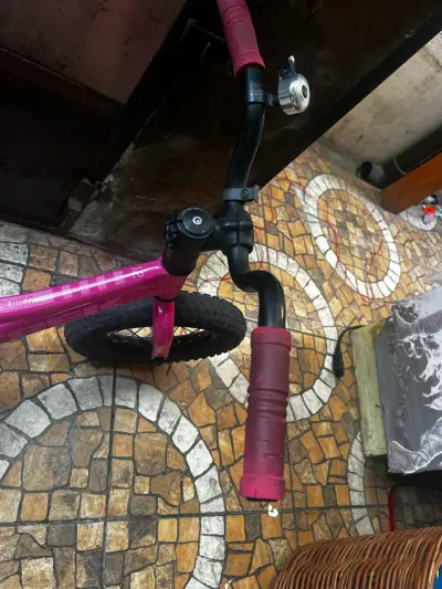 Bicicleta infantil rosa con rueditas - miniatura 3