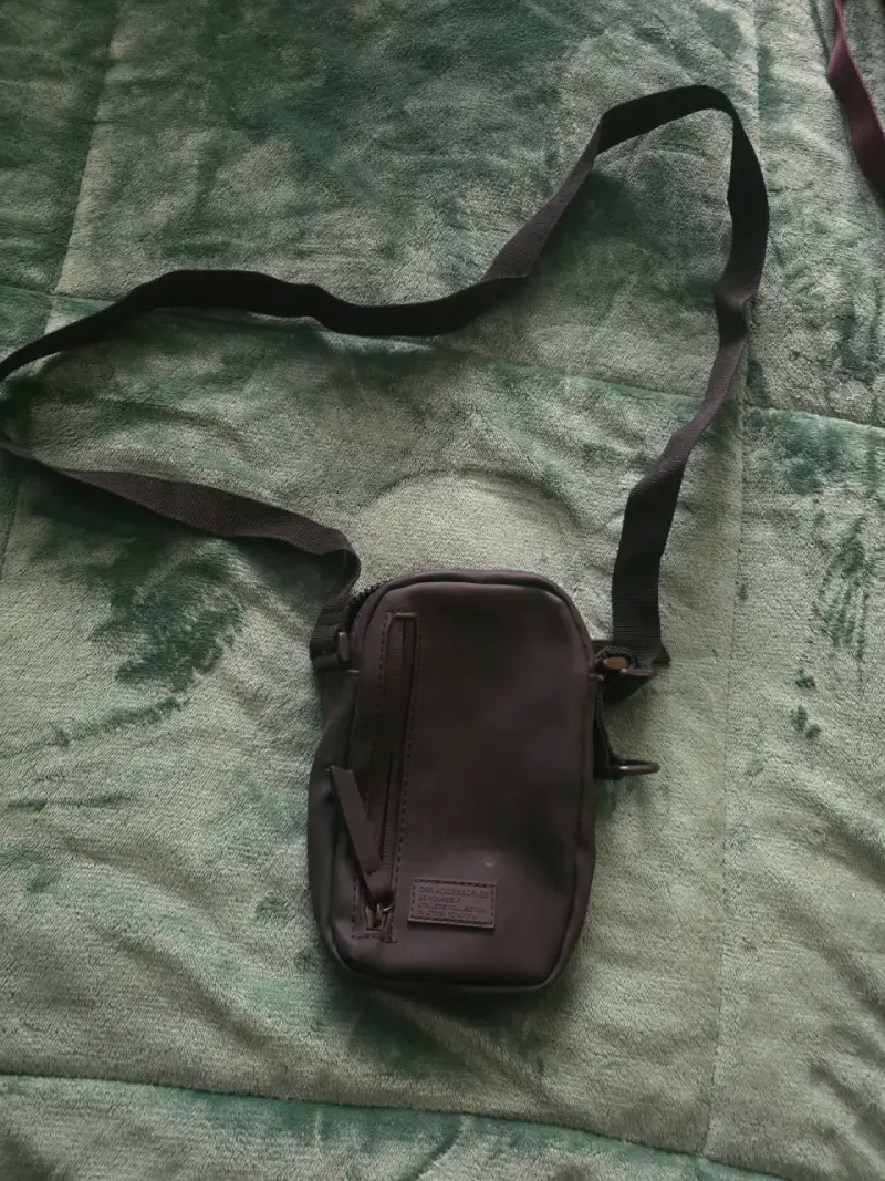 Bandolera negra compacta
