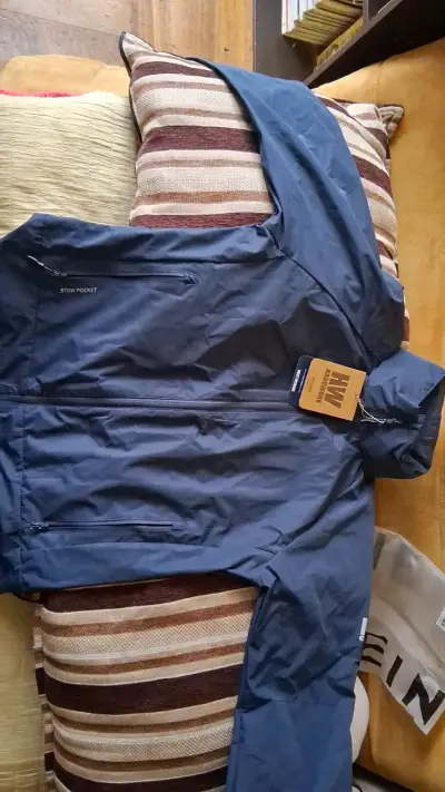 Chaqueta azul con capucha y etiquetas - miniatura 1