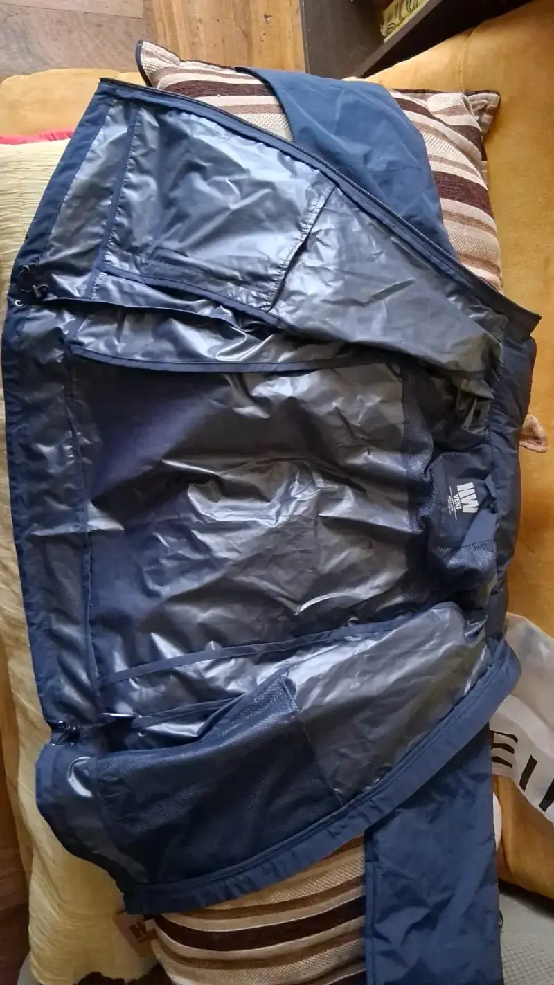 Chaqueta azul con capucha y etiquetas - 2