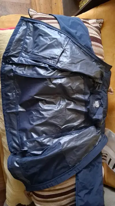 Chaqueta azul con capucha y etiquetas - miniatura 2