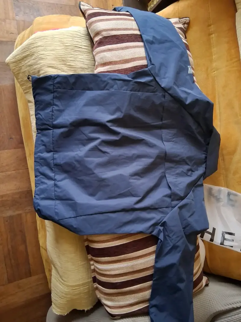 Chaqueta azul con capucha y etiquetas - 3