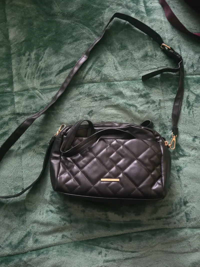 Cartera negra acolchada