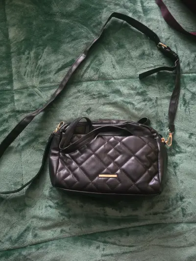 Cartera negra acolchada - miniatura 1