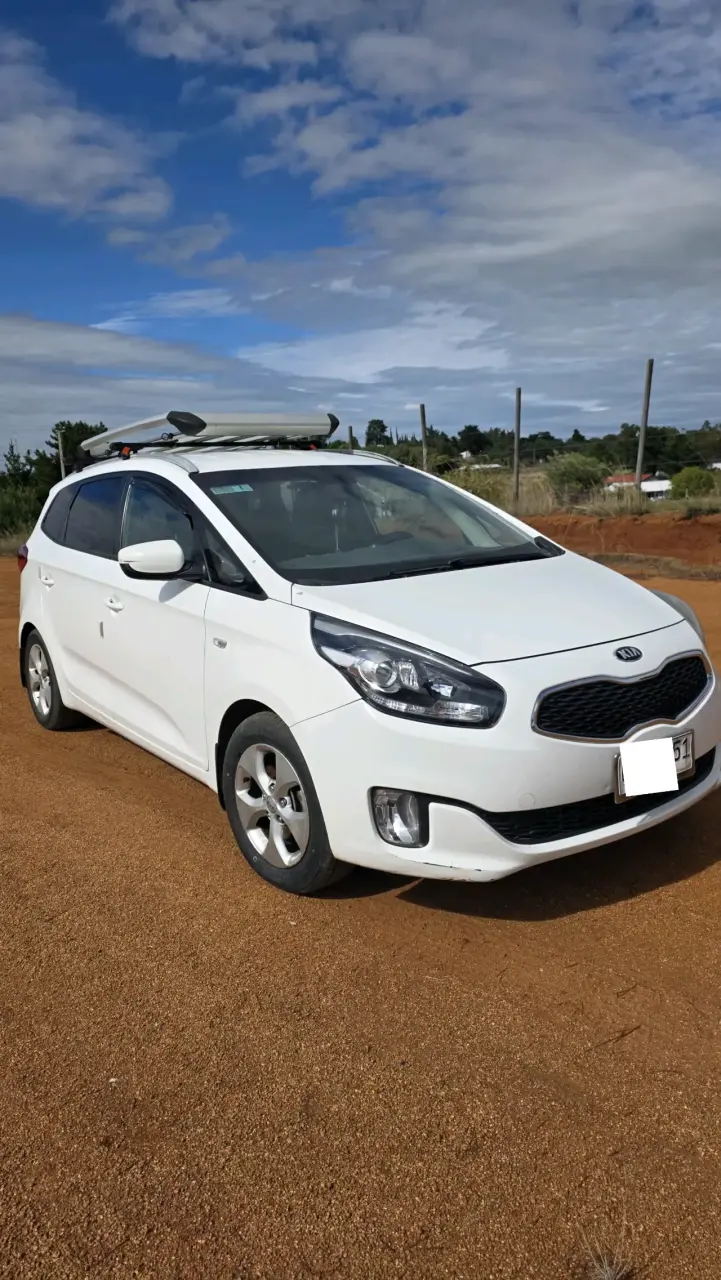 Auto familiar blanco en venta kia carens 2015