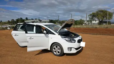 Auto familiar blanco en venta kia carens 2015 - miniatura 3