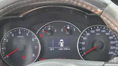 Auto familiar blanco en venta kia carens 2015 - miniatura 4