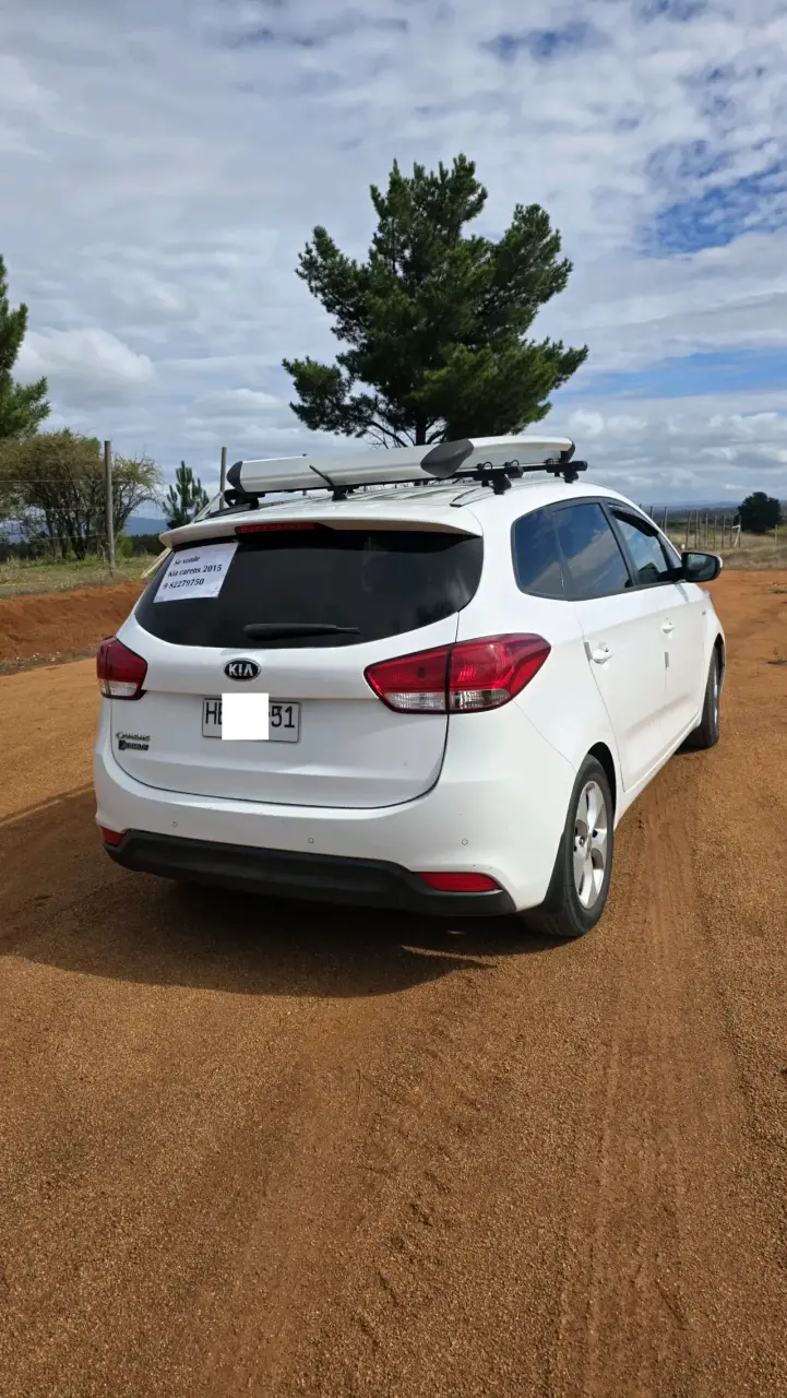 Auto familiar blanco en venta kia carens 2015 - 6
