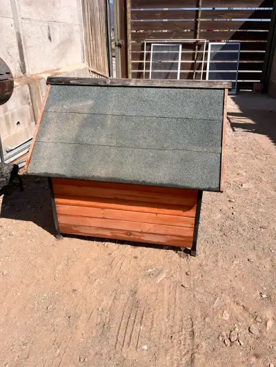 Casa de perro de madera - miniatura 1