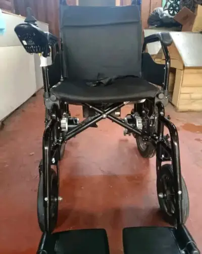 Silla de ruedas eléctrica negra - miniatura 1