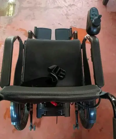 Silla de ruedas eléctrica negra - miniatura 2