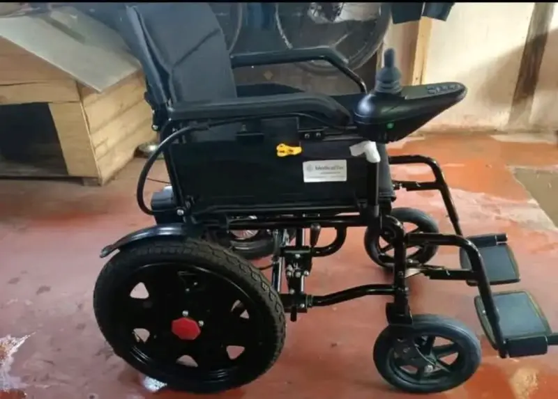 Silla de ruedas eléctrica negra - 3
