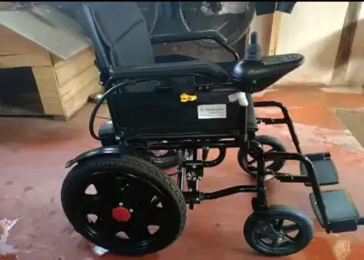 Silla de ruedas eléctrica negra - miniatura 3