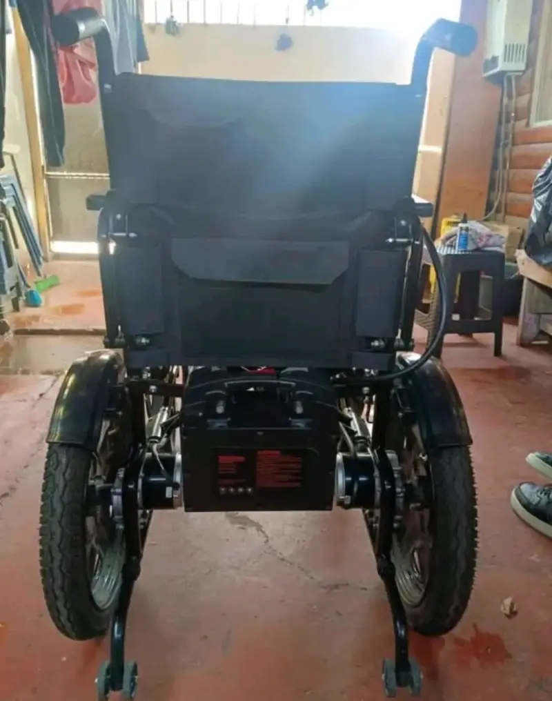 Silla de ruedas eléctrica negra - 4