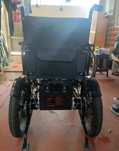 Silla de ruedas eléctrica negra - miniatura 4