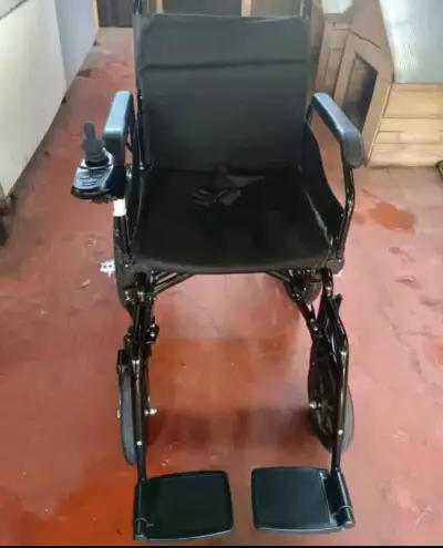 Silla de ruedas eléctrica negra - miniatura 6