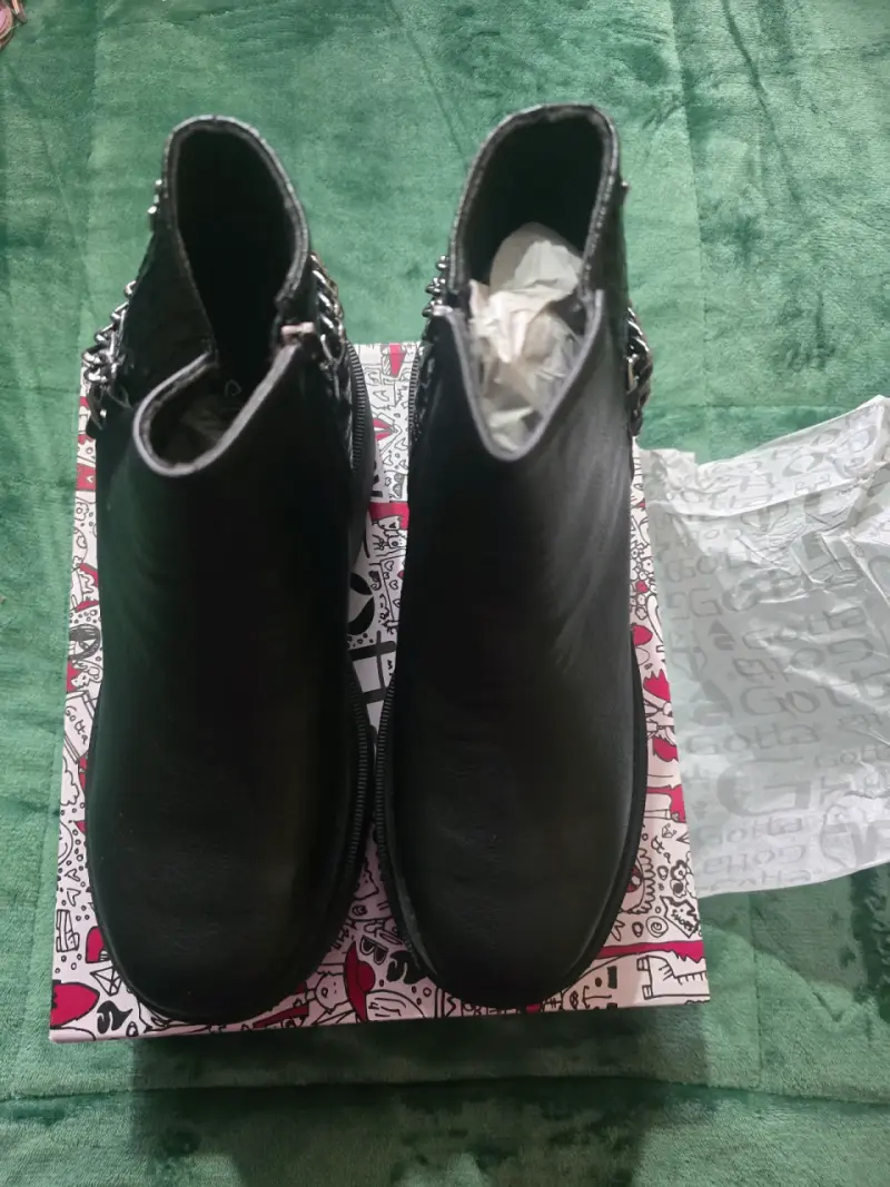 Botines negros con tachas - 1