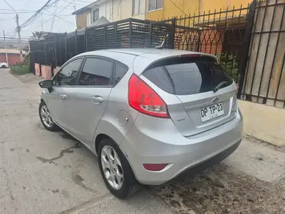 Auto compacto color plateado - miniatura 2