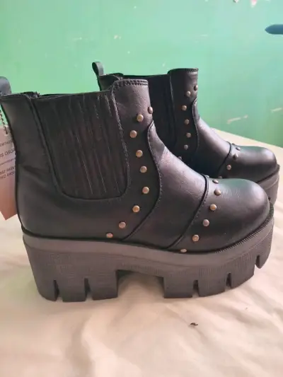 Botines negros con tachas - miniatura 1