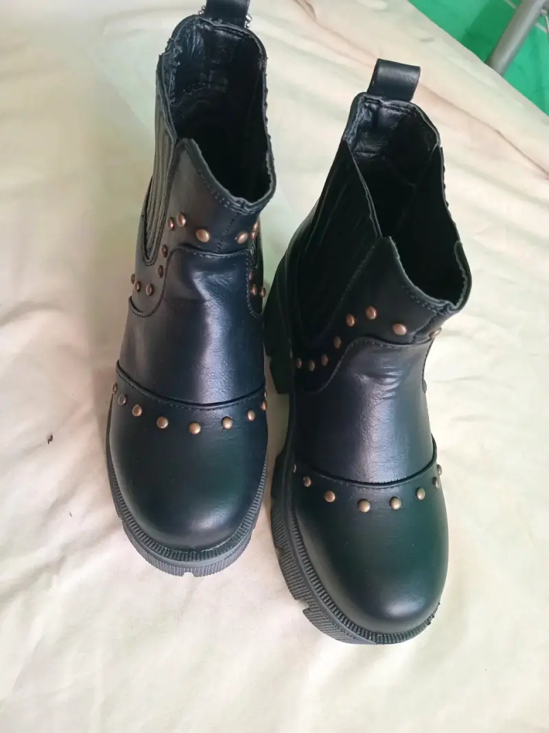 Botines negros con tachas - 2