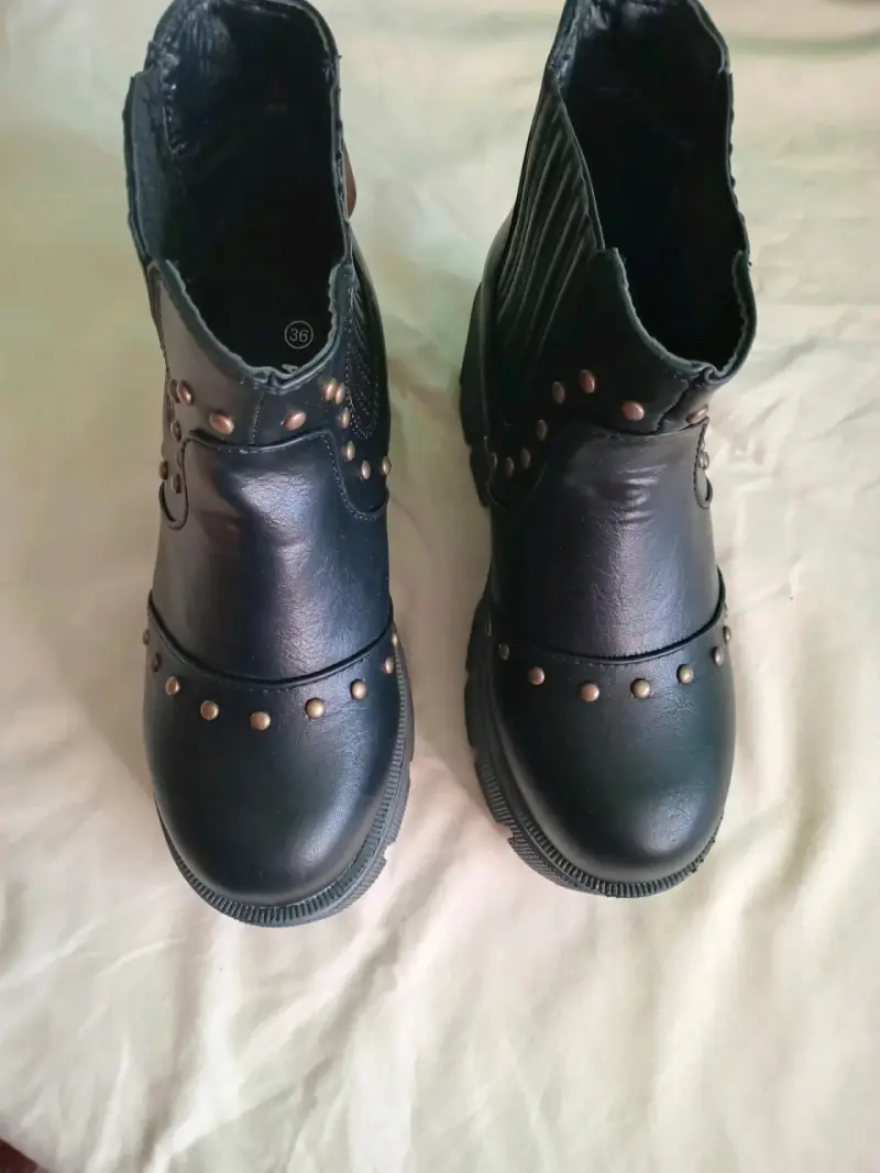Botines negros con tachas - 3