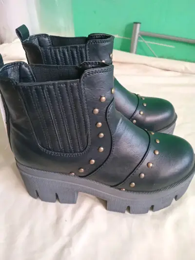 Botines negros con tachas - miniatura 5