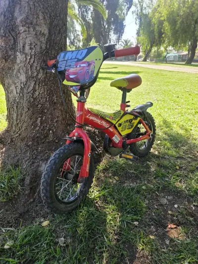 Bicicleta infantil Cars roja - miniatura 1
