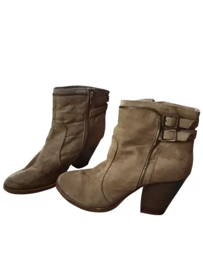Botines de gamuza beige con hebillas - miniatura 2