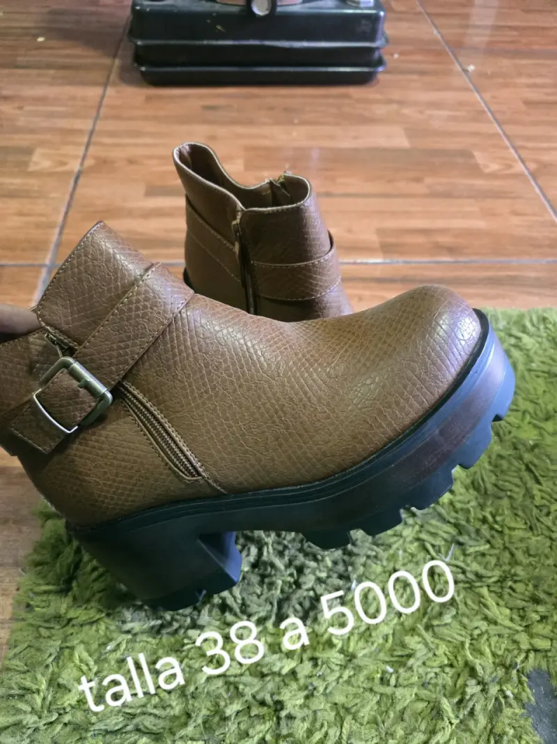Botines marrones con hebilla - 1