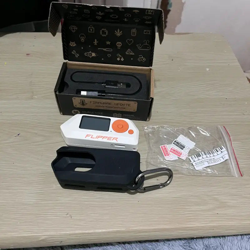 Dispositivo Flipper Zero con accesorios - 1
