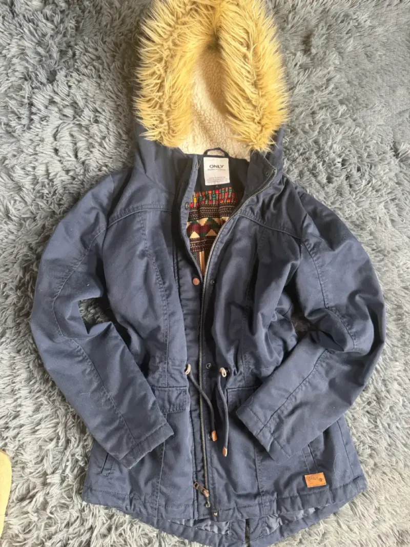 Parka azul con capucha de forro