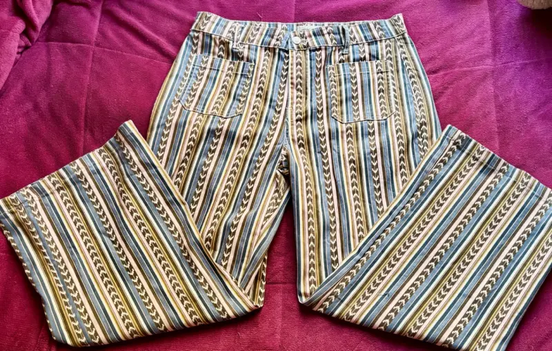 Pantalones a rayas multicolores